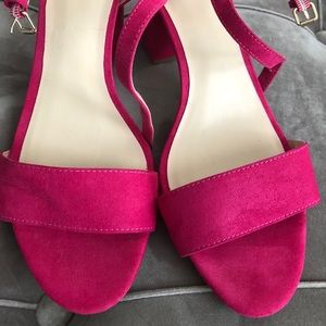 Like new Nine West pink sandal. Block heel.